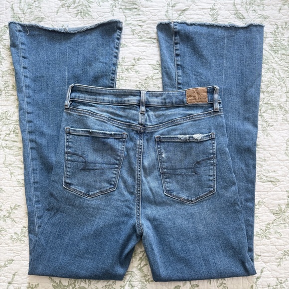 American Eagle Super Hi-Rise Super Stretch Distressed Raw Hem Flare Jeans Size 8 - Picture 3 of 3